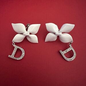 Stunning Dior White Flower Crystal D Drop Silver Clip on Earrings 🌸✨
